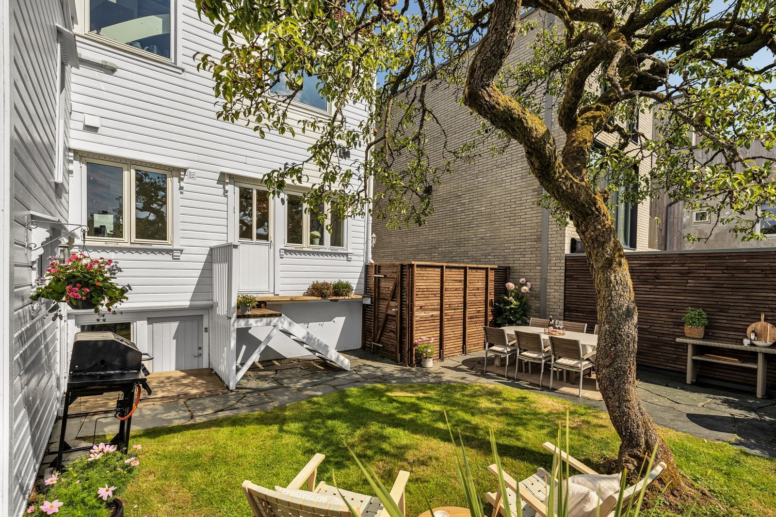 Terrasse/hage - tomten er felles, men er inndelt slik at hver leilighet har sin private del. Galleribilde