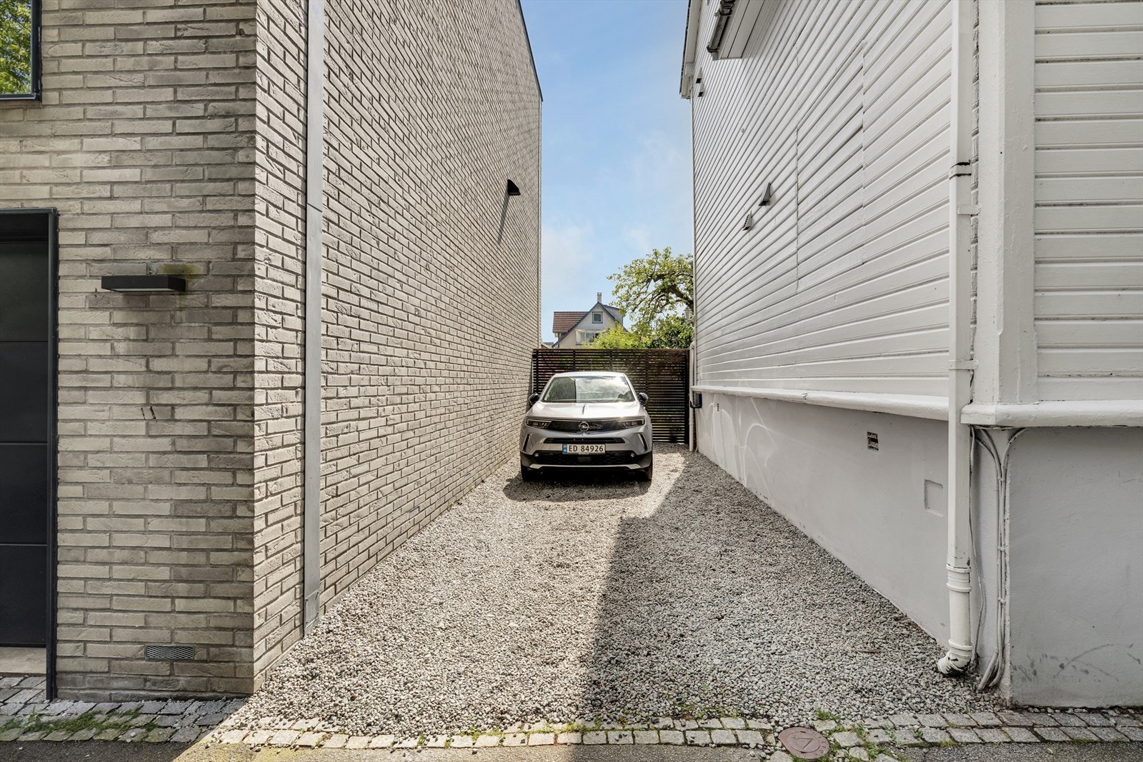 Gårdsrom - disponeres av denne leiligheten. Plass til 2 biler, lader til el-bil installert. Galleribilde