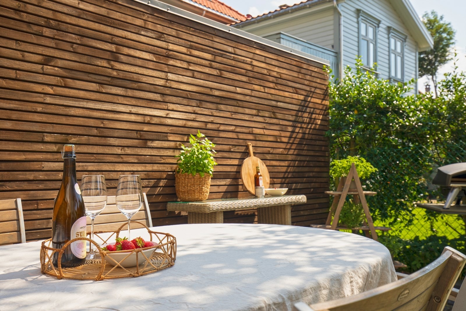 Terrasse/hage - solrik og skjermet Galleribilde