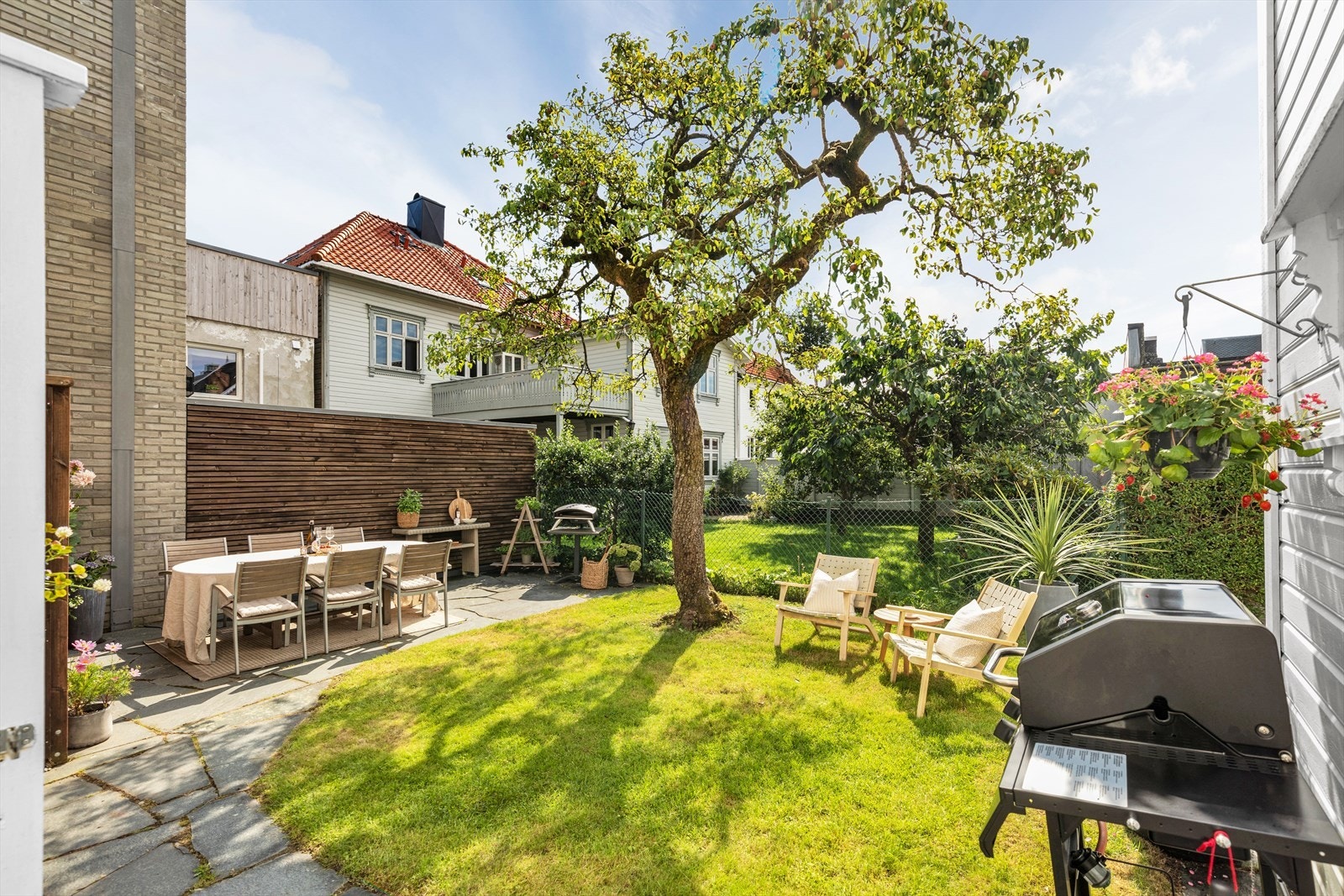 Terrasse/hage - gjennomgang til gårdsrom og biloppstillingsplass Galleribilde