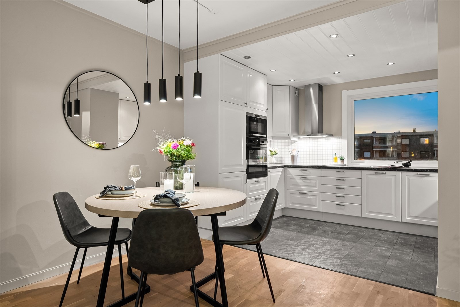 Kjøkkenet er i en sosial åpen løsning mot stuen og har god skap- og benkeplass. Galleribilde