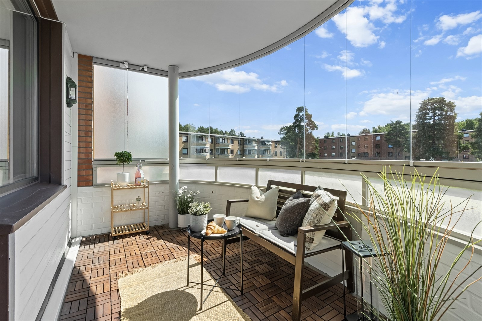 Fra stuen er det utgang til en sydvent balkong på 8m², her har du gode lys- og solforhold. Galleribilde