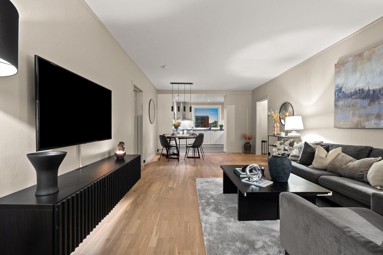 Lys og hyggelig stue med store vindusflater som bidrar til en luftig og god atmosfære i rommet. Galleribilde