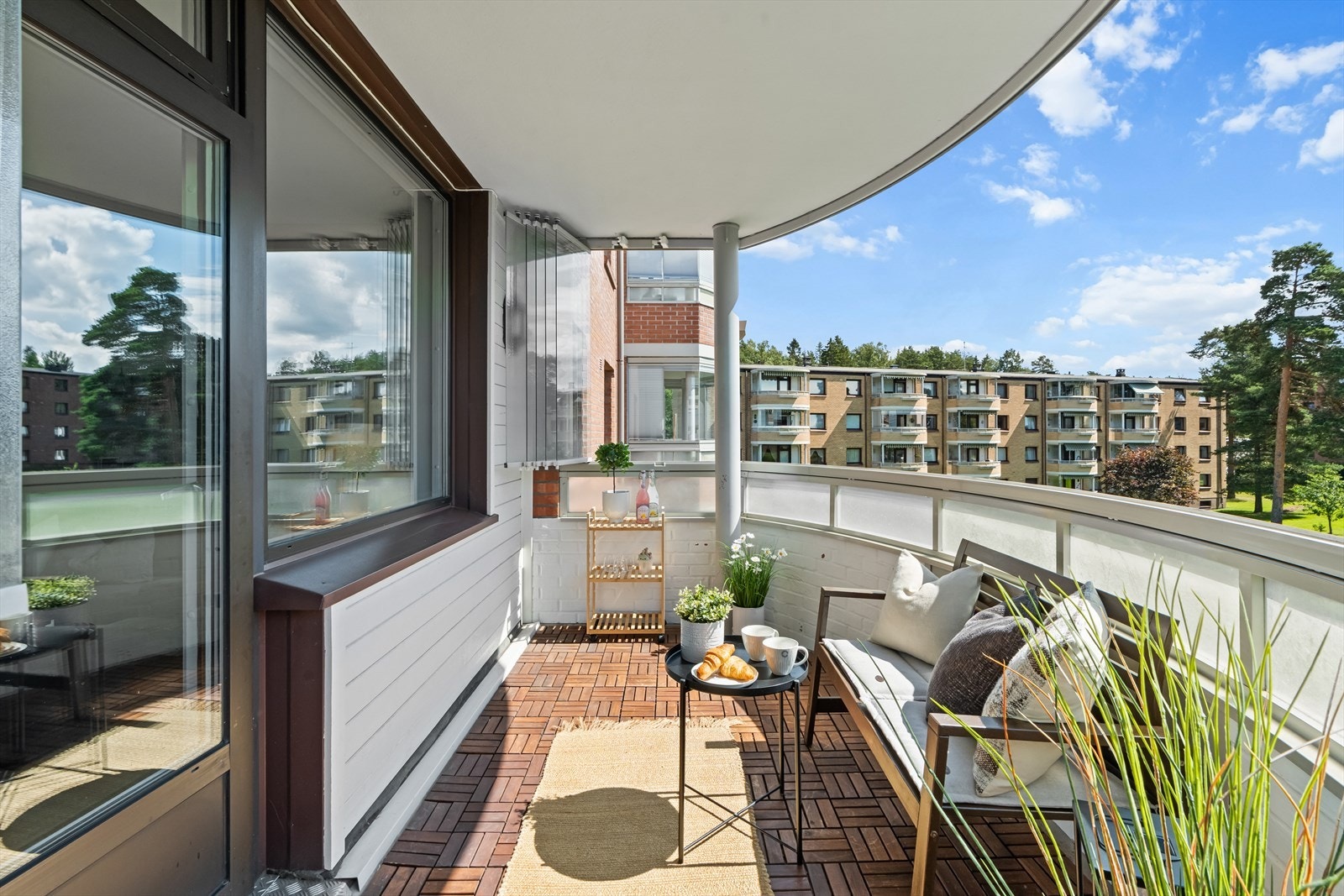 Balkongen har et hyggelig utsyn mot felles grøntarealer og god plass til sittegruppe, grill og beplantning, hvor hyggelige sommerdager kan nytes i godt selskap. Galleribilde