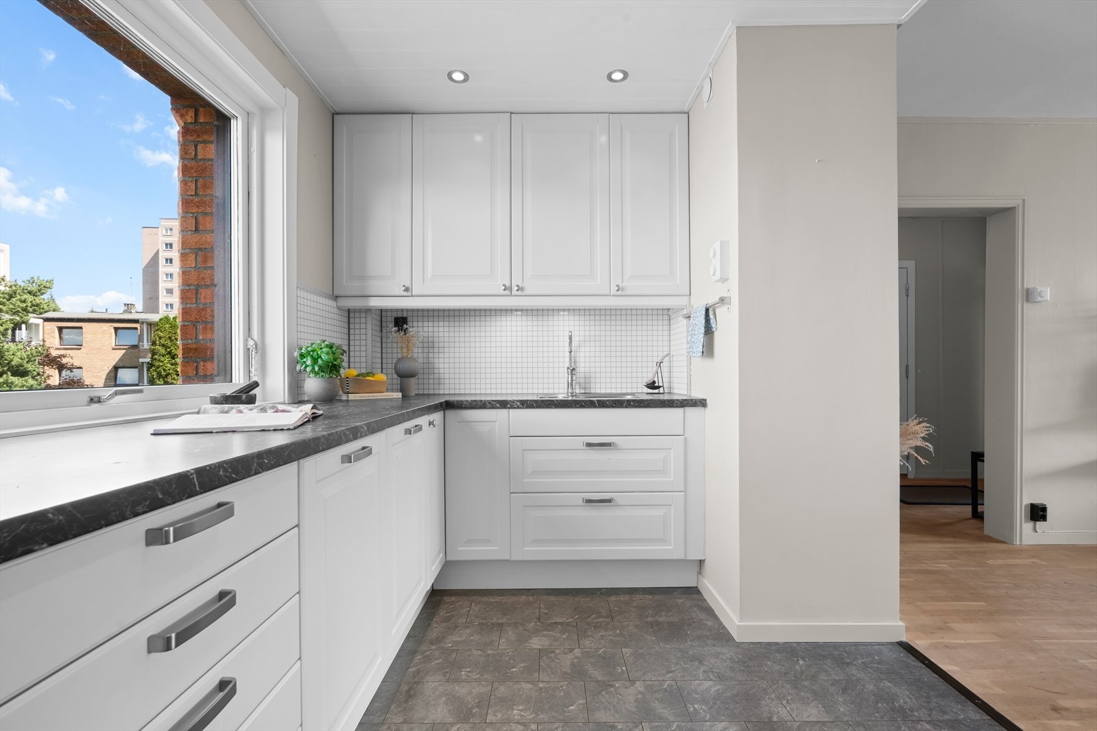 Downlights i taket gjør at man enkelt kan styre og sette ønsket stemning i rommet. Galleribilde