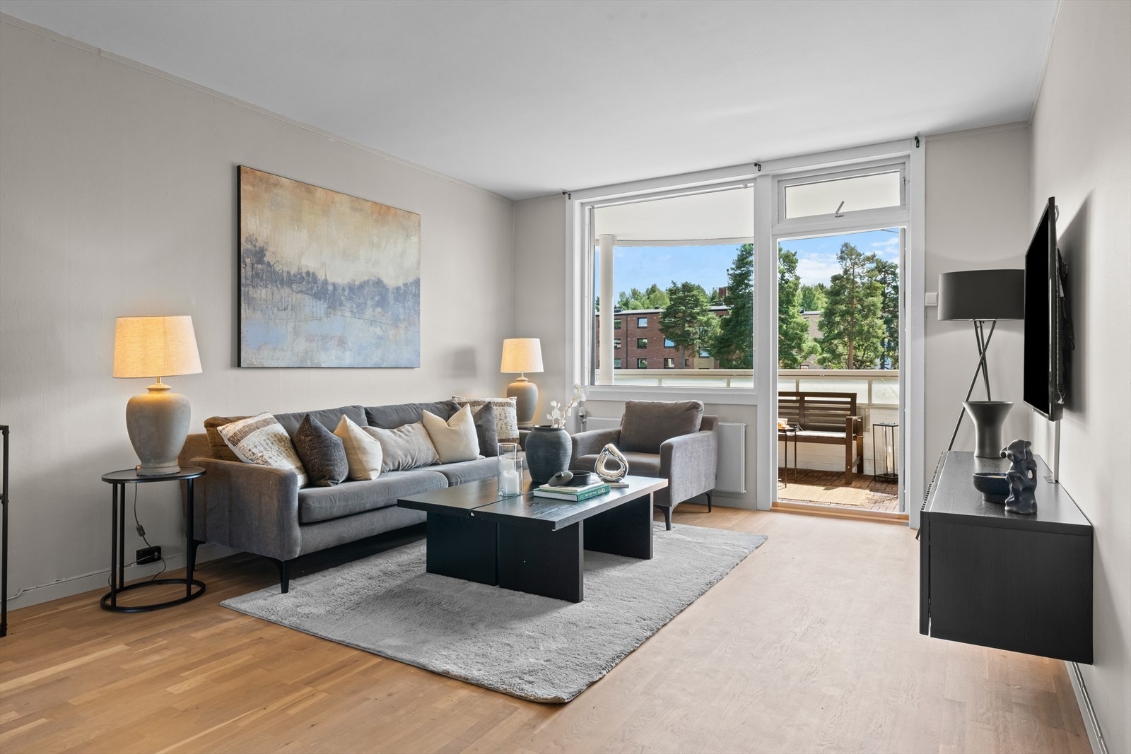 Lun og hyggelig stue som naturlig kan deles inn i to soner. God plass til sofagruppe med tilhørende TV-møblement. Galleribilde