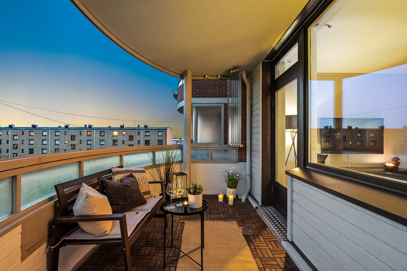 Balkongen er innglasset og fungerer som en forlengelse av stuen. Den er overbygd, så man kan sitte tørt selv om sommerregnet skulle komme. Galleribilde