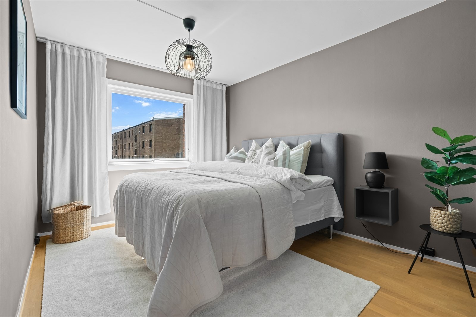 Leiligheten har to romslige soverom. Hovedsoveromet har god plass til dobbeltseng, nattbord og garderobeløsning. Galleribilde