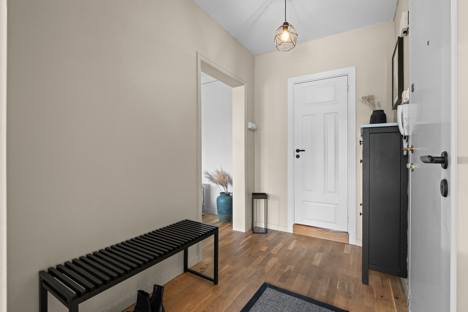 Velkommen inn! Man ønskes velkommen inn av en lys og hyggelig entré med god plass til å henge av seg yttertøyet og sette fra seg sko. Galleribilde