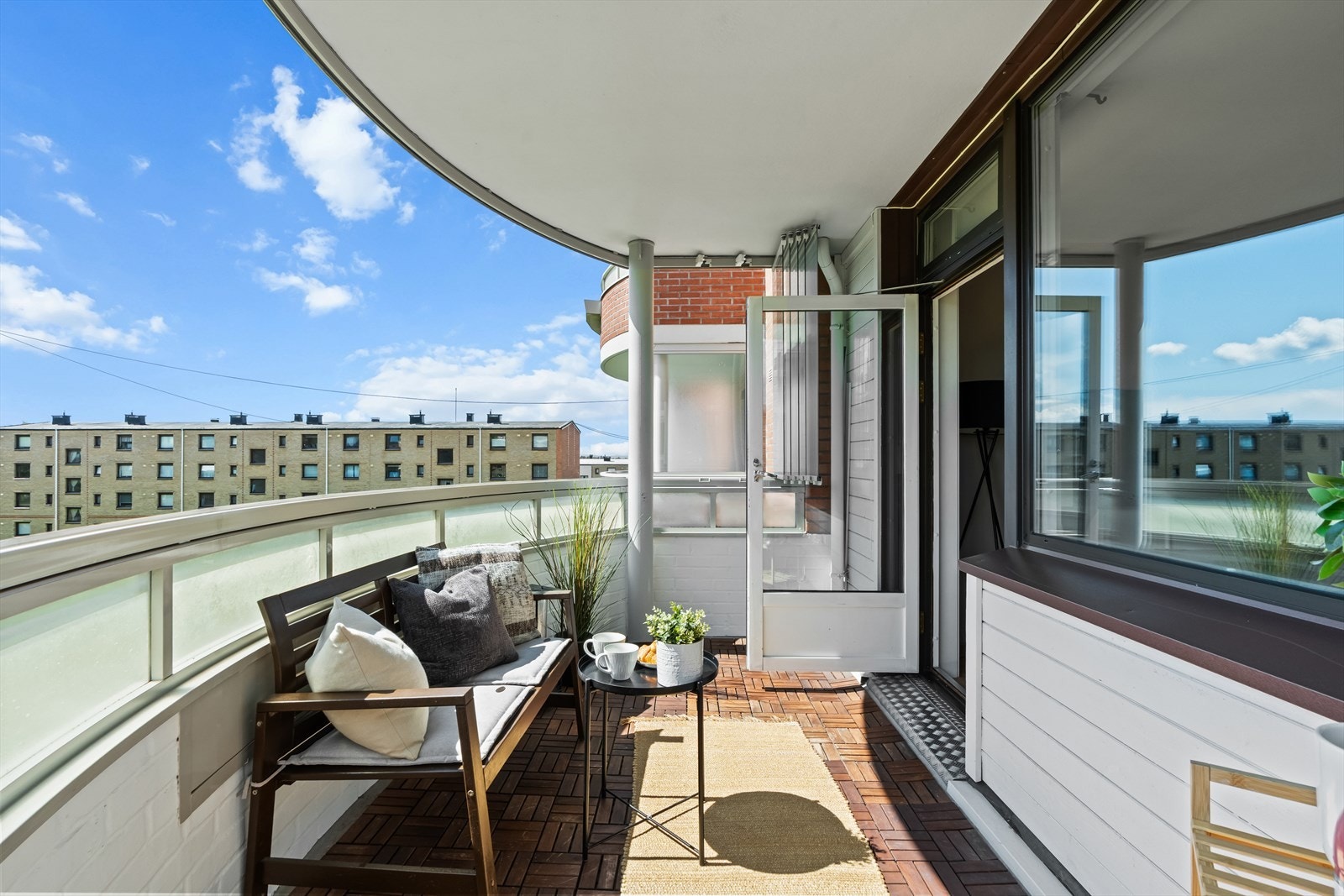 Glasset kan skyves til siden når man ønsker å nyte alle værforhold Galleribilde