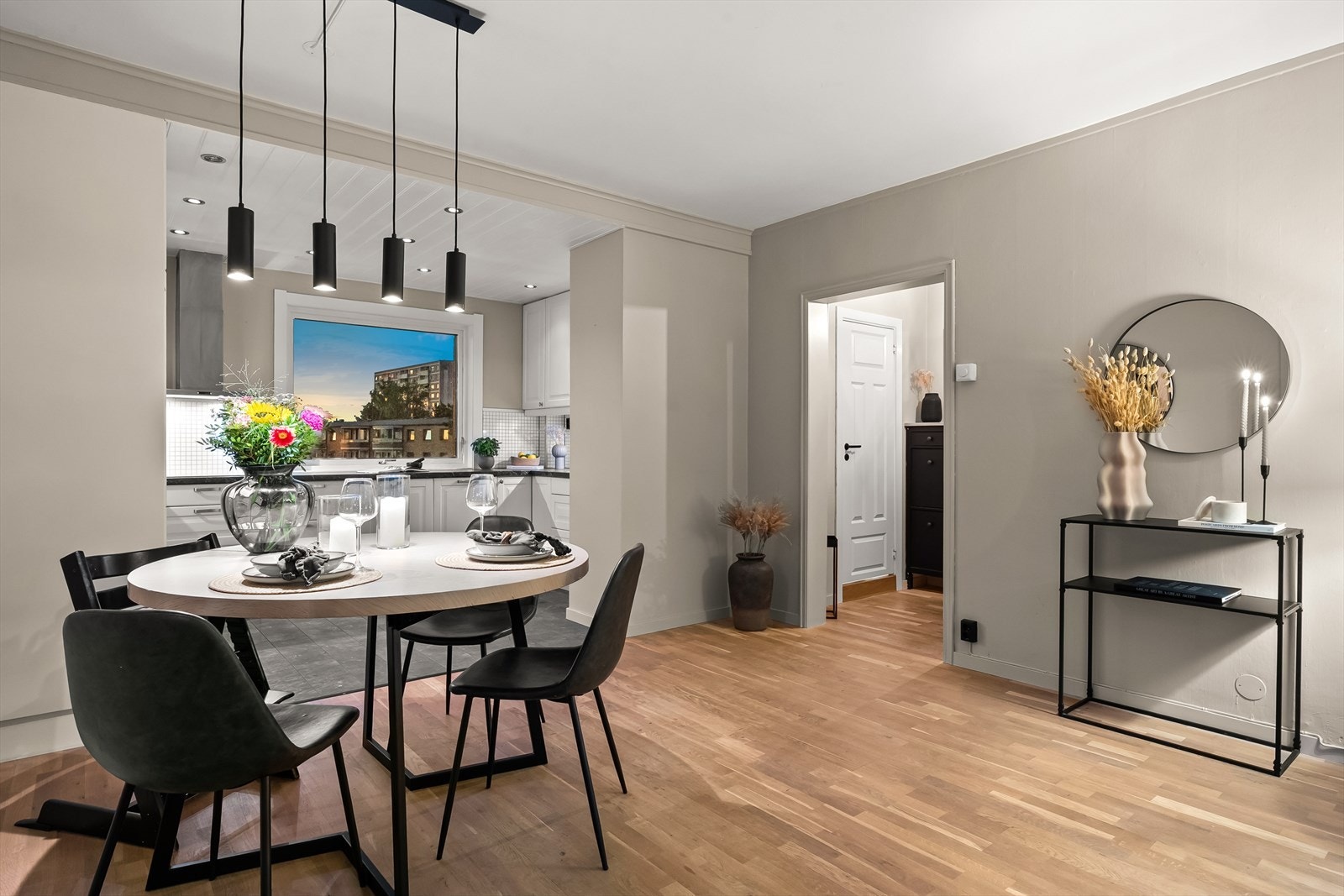 Her ligger alt til rette for å flytte rett inn eller med enkle grep sette sitt eget preg på rommet. Galleribilde