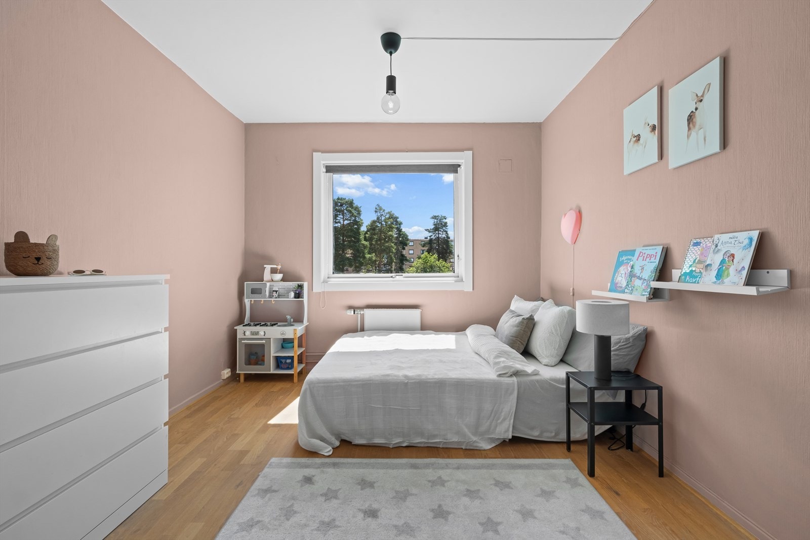 Det minste soverommet gjør seg ypperlig til barnerom, gjesterom eller eventuelt som hjemmekontor. Galleribilde