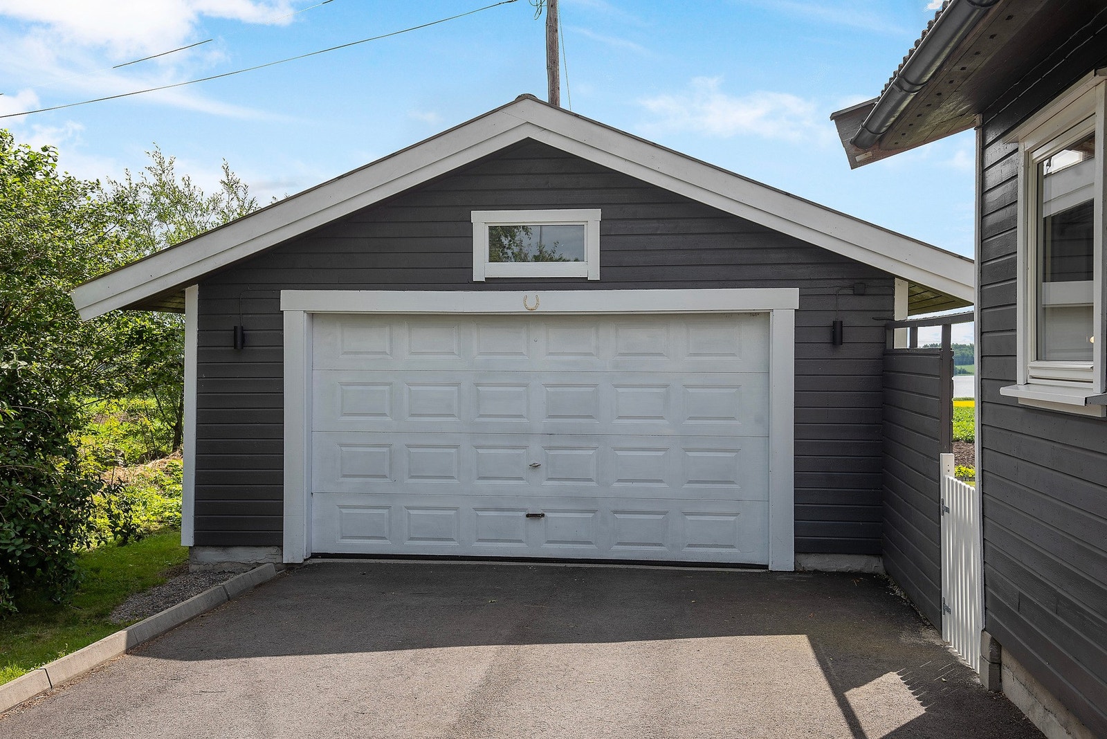 Frittstående garasje - ideelt for parkering eller oppbevaring. Galleribilde