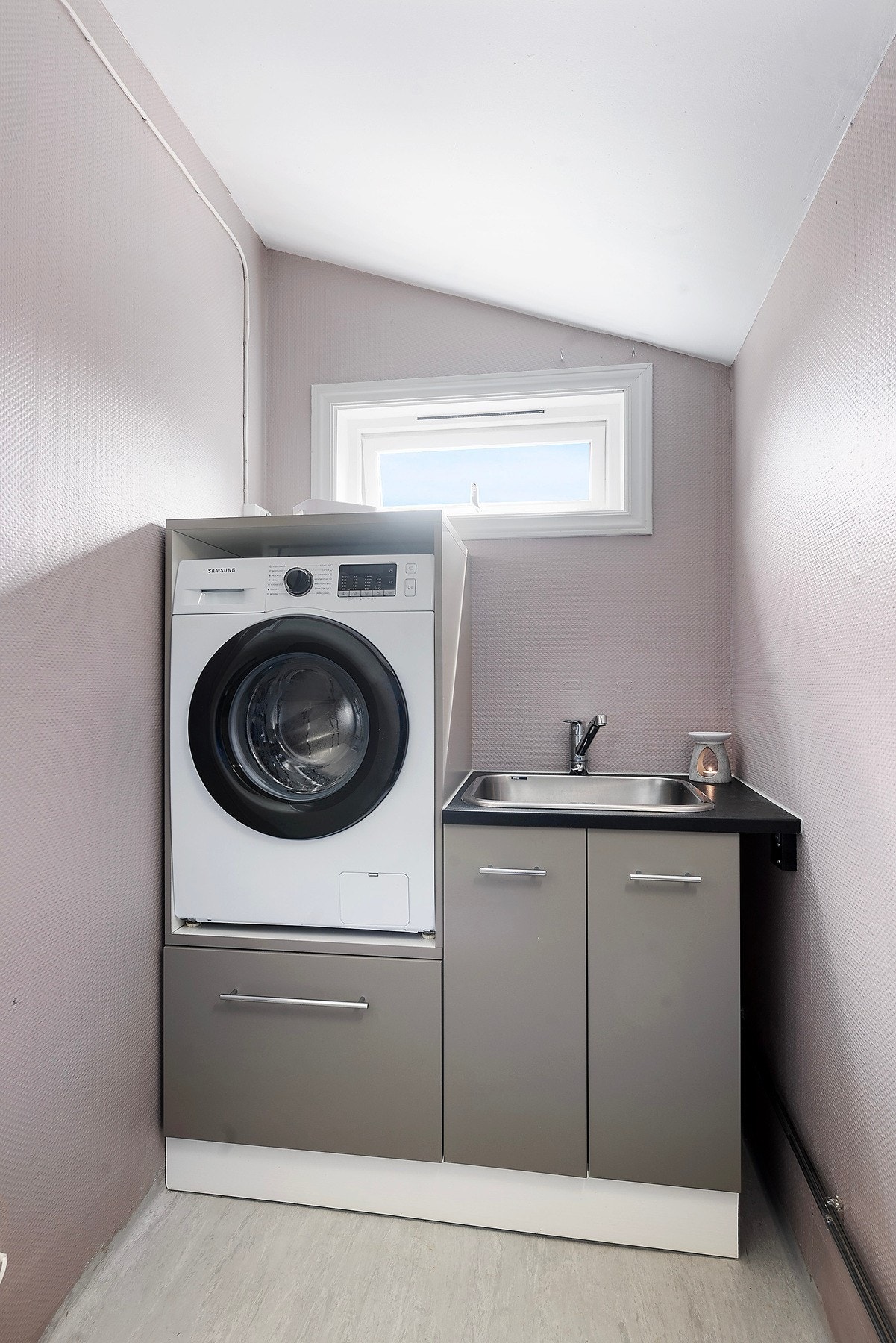 Eget vaskerom med opplegg for vaskemaskin og vaskekum. Galleribilde