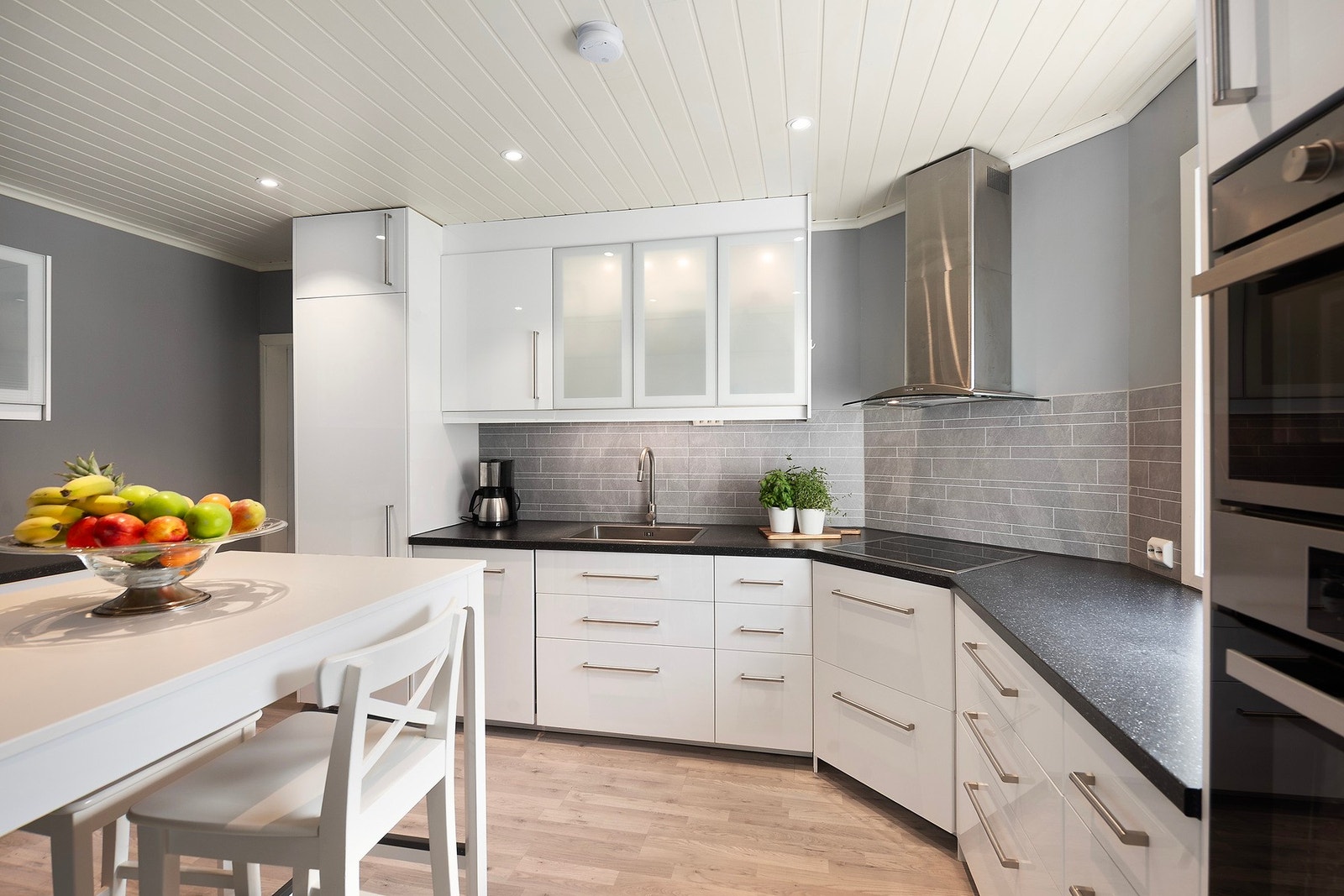 Godt med benkeplass gir deg arbeidsrom til både matlaging og annet kjøkkenarbeid. Galleribilde