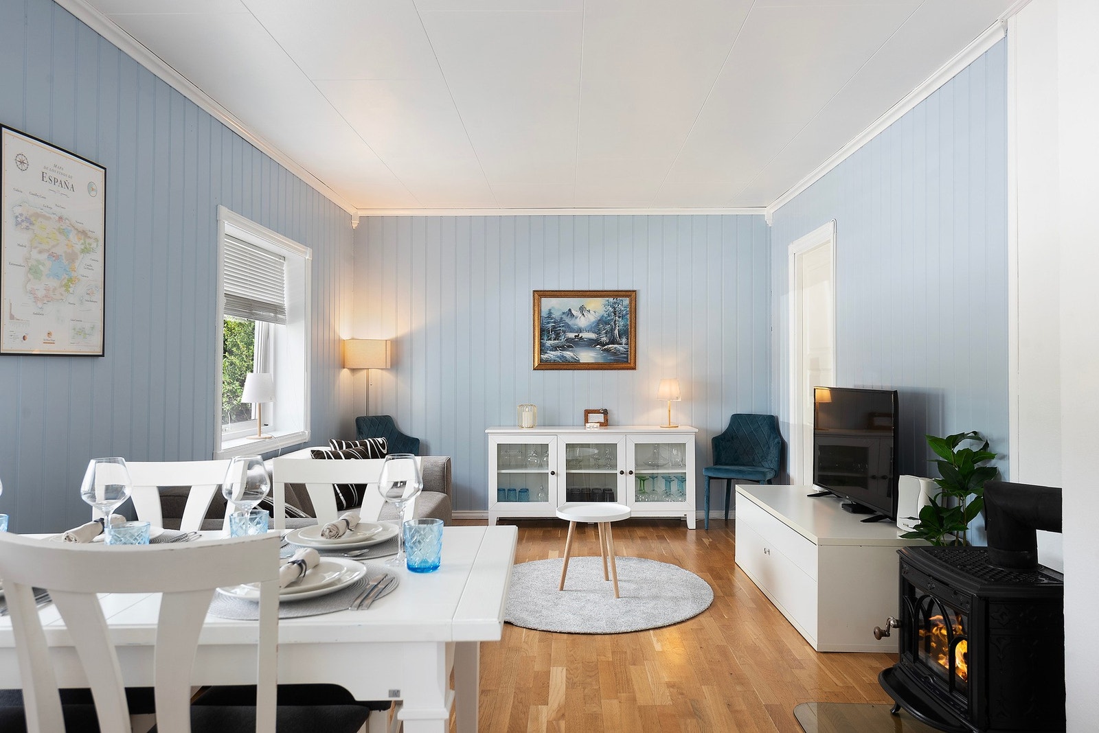 Stuen har en gjennomgående lys atmosfære. Galleribilde