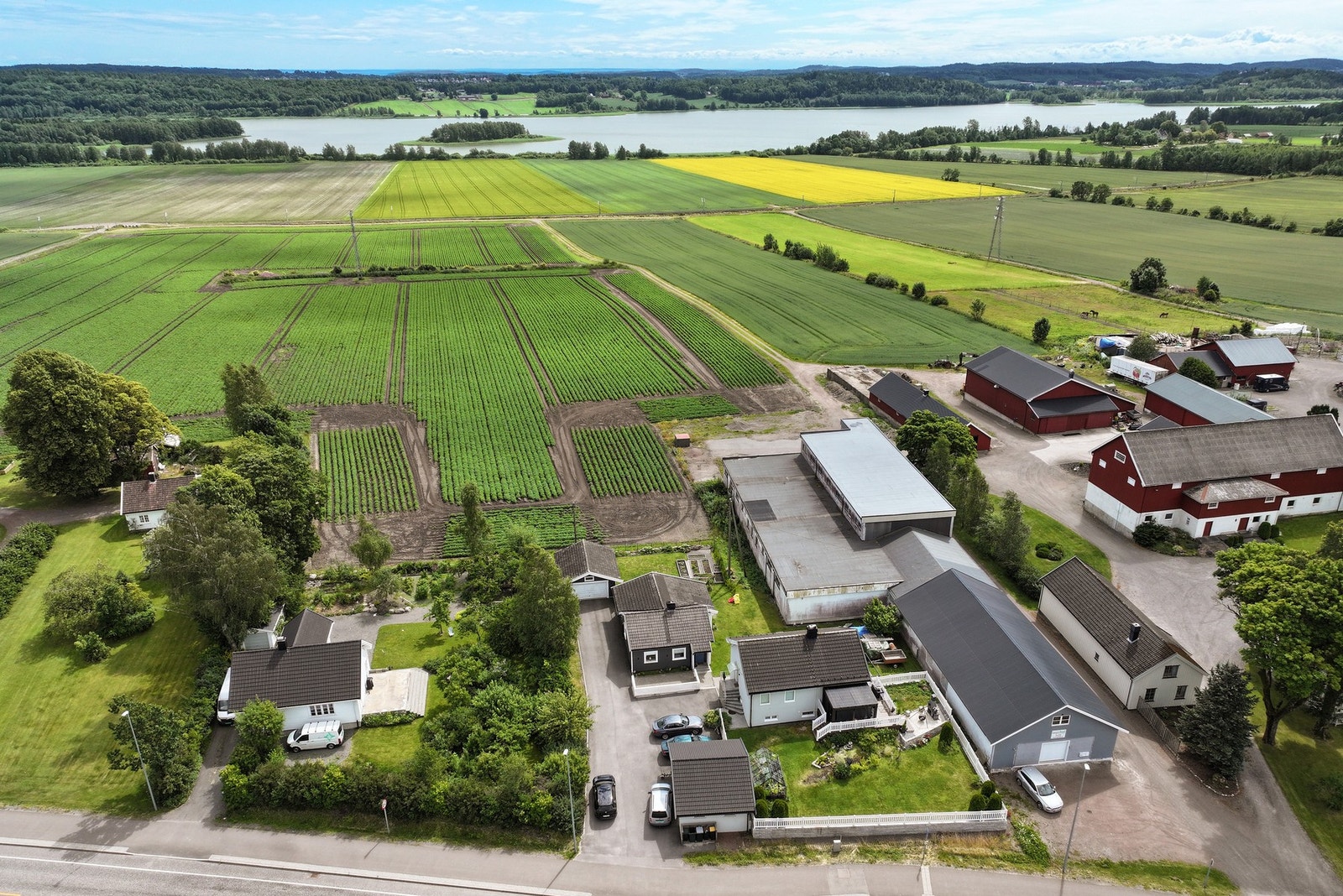 Boligen har utsikt mot Akersvannet og grønne landbruksarealer. Galleribilde