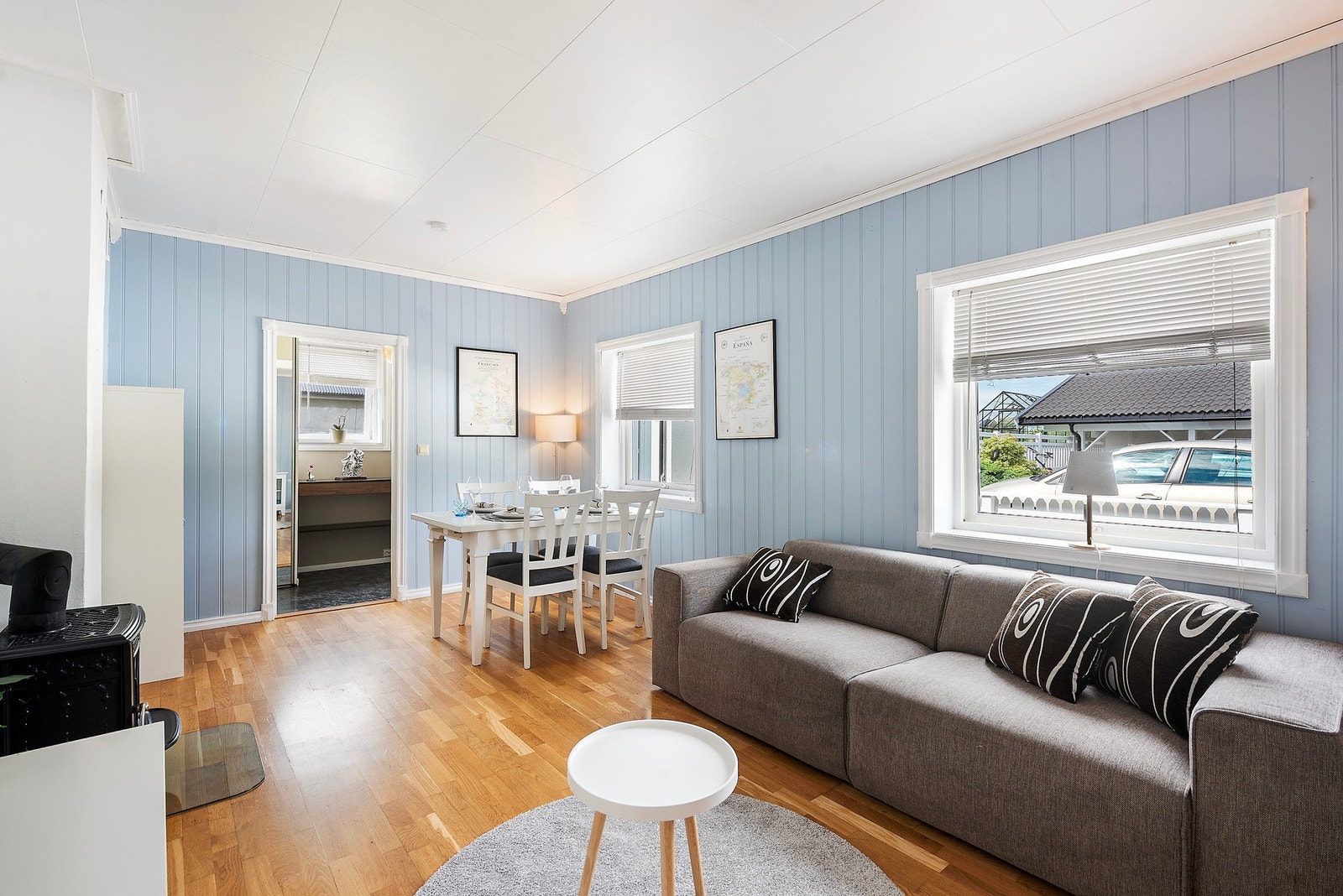 Stuen har plass til det man trenger - spisebord, sofa og vedovn. Galleribilde