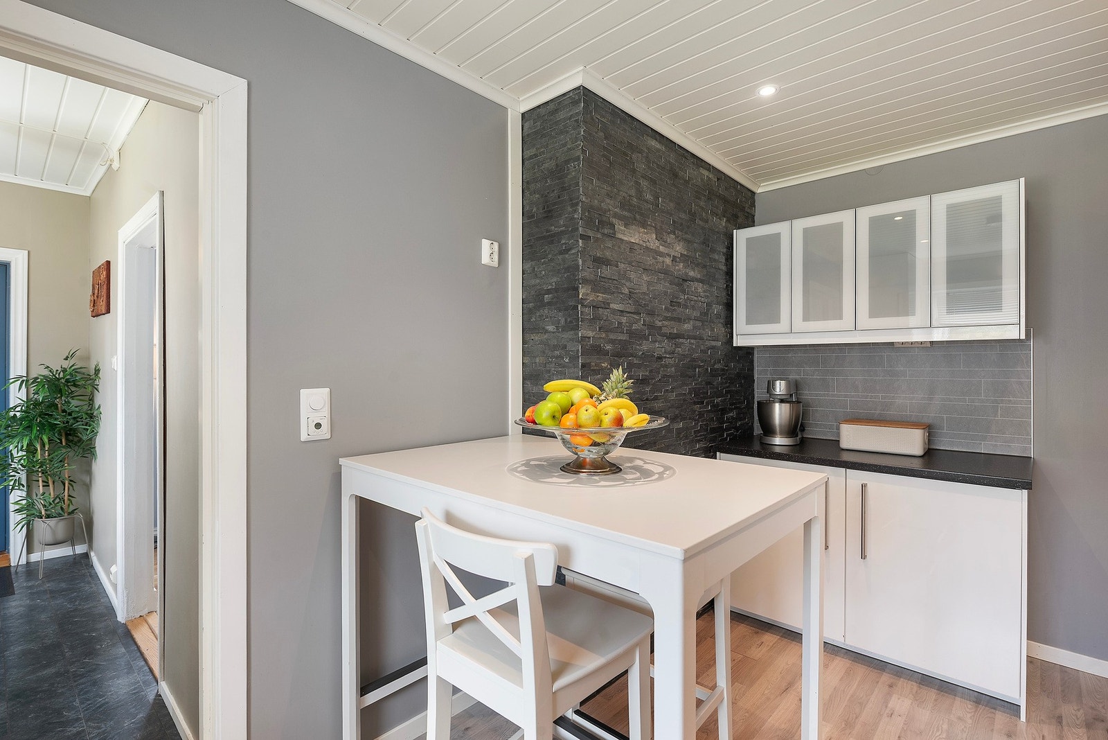 Ekstra benkeplass og plass til et spisebord. Galleribilde