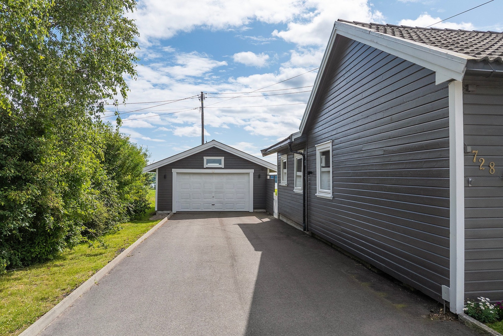 Asfaltert oppkjørsel - god plass til flere biler. Galleribilde