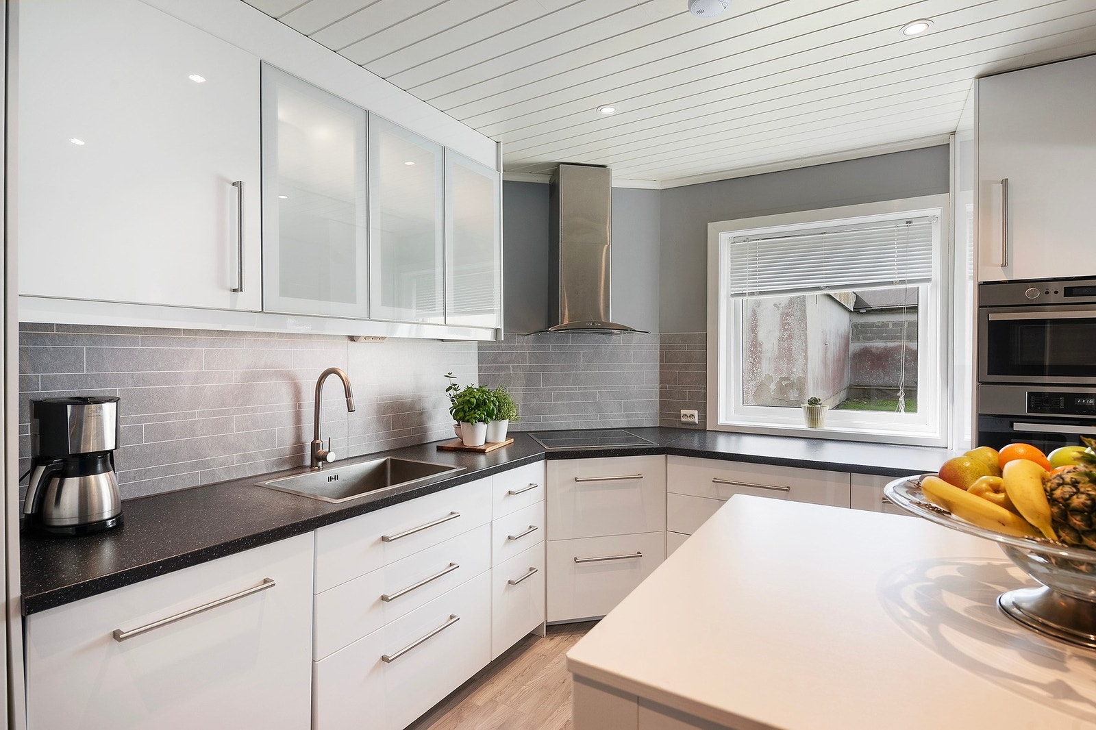 Pent kjøkken med integrerte hvitevarer Galleribilde