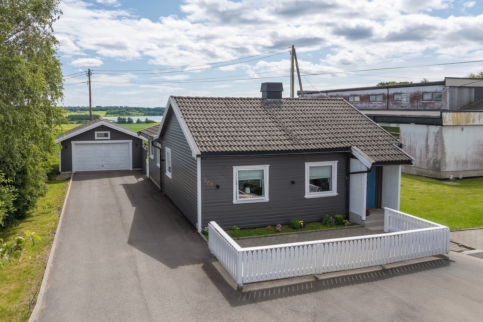 Solrik enebolig med frittstående garasje Galleribilde