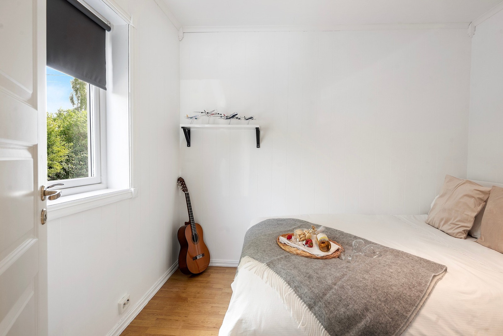 Soverom 1 med plass til dobbeltseng og eventuelt et lite garderobeskap. Galleribilde