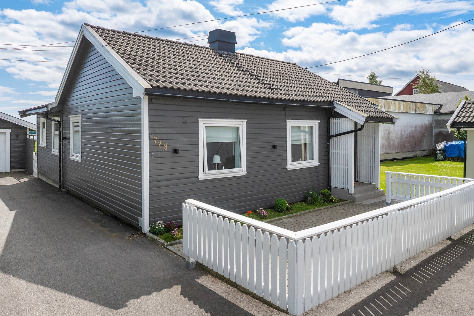 Ved inngangspartiet har du belegningsstein - her kan man etablere en sittegruppe for maksimal utnyttelse av solforholdene. Galleribilde