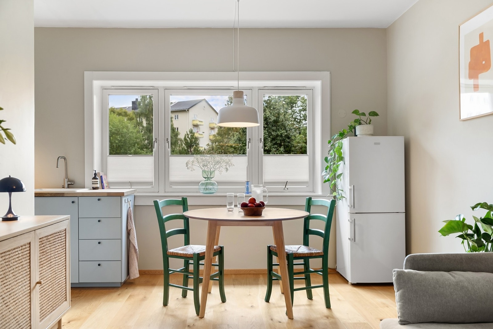 Store vindusflater uten direkte gjenboere sørger for gode lysforhold. Galleribilde