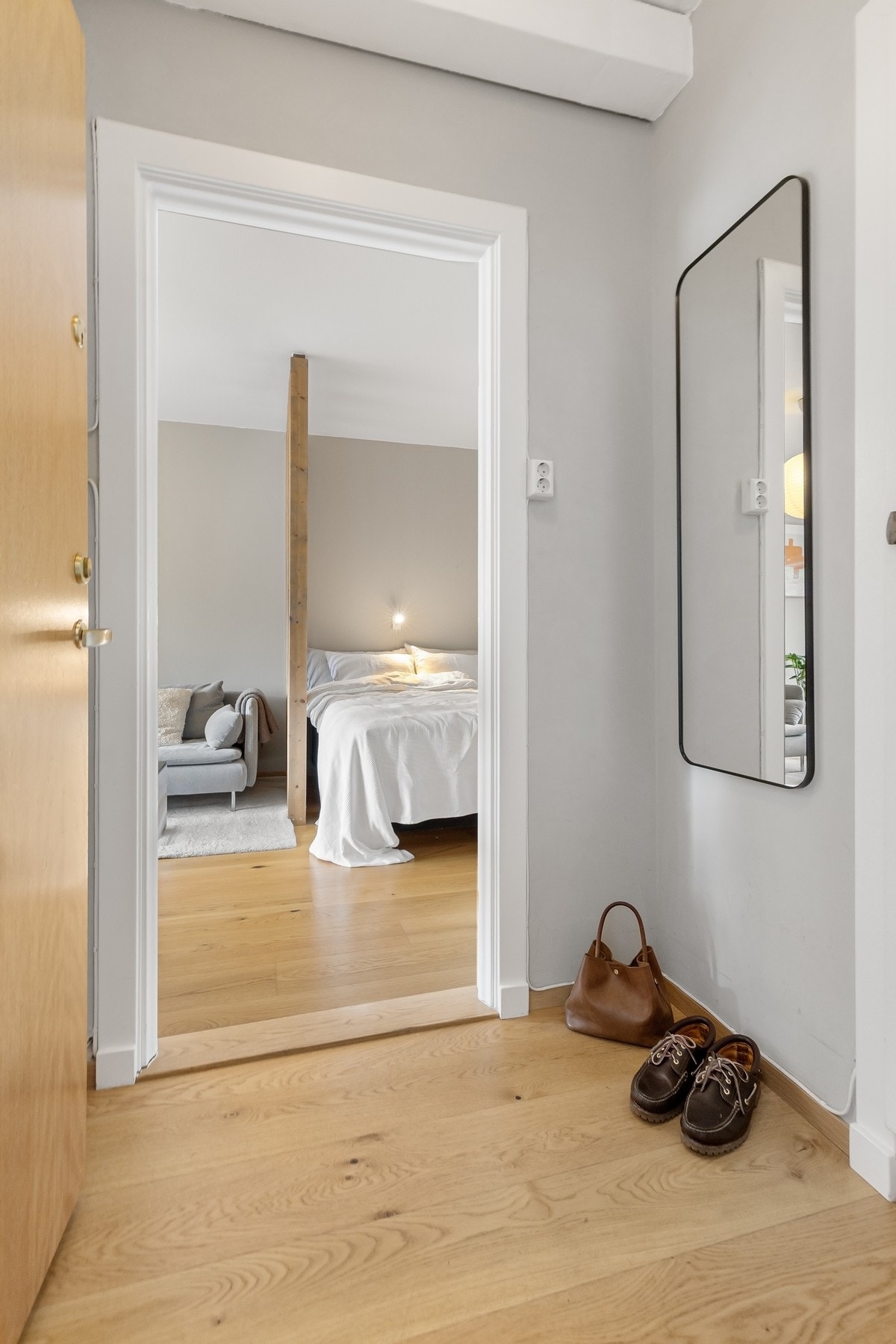 Hyggelig entré med eget kott/bod for oppbevaring av yttertøy, sko og vaskeartikler etc. Galleribilde