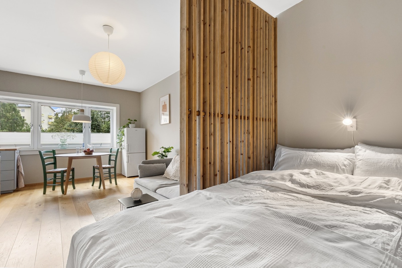 En stilig spilevegg deler inn de to sonene. Galleribilde