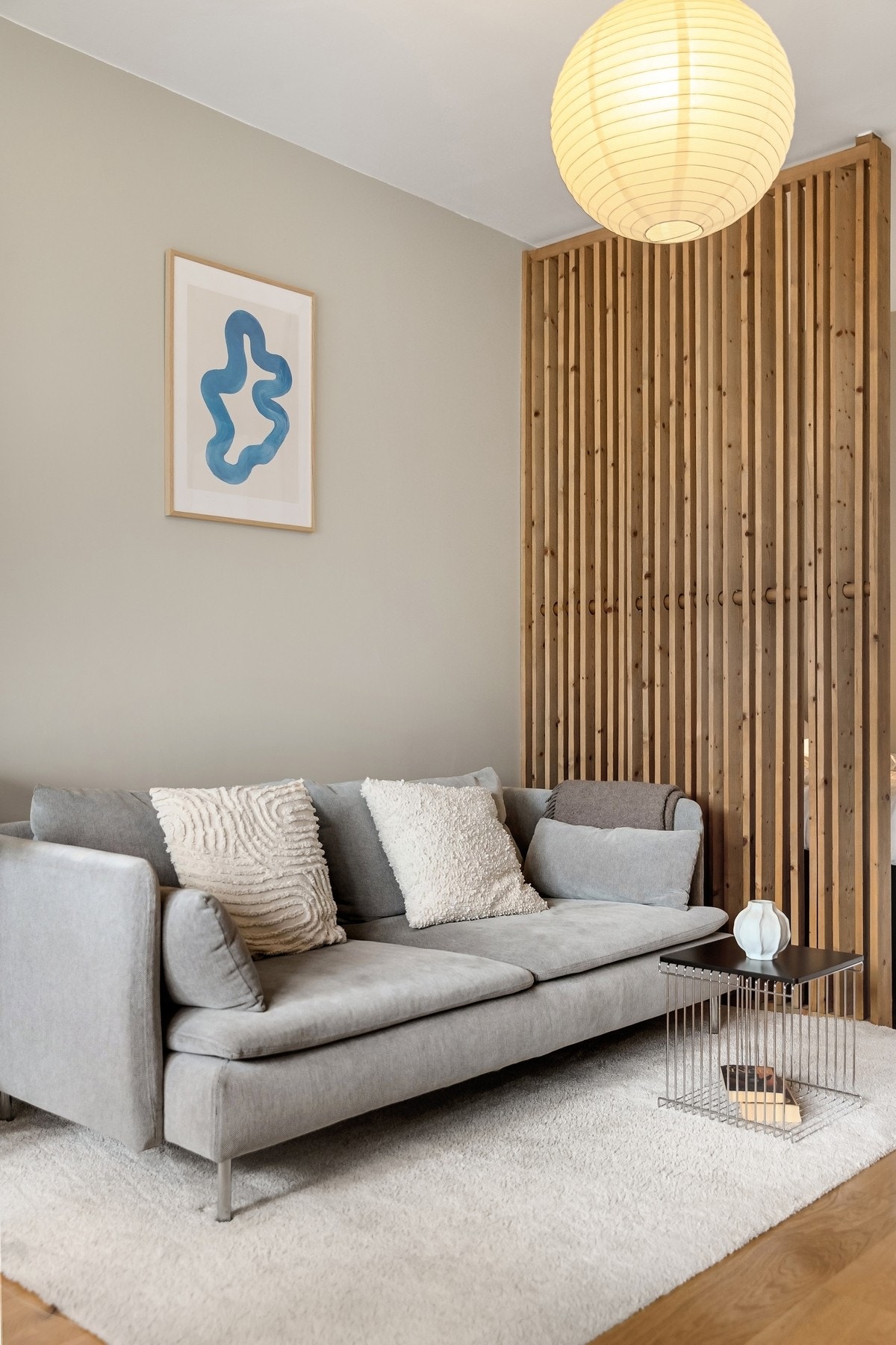 I stuen er det plass til sofagruppe med tilhørende møblement. Galleribilde