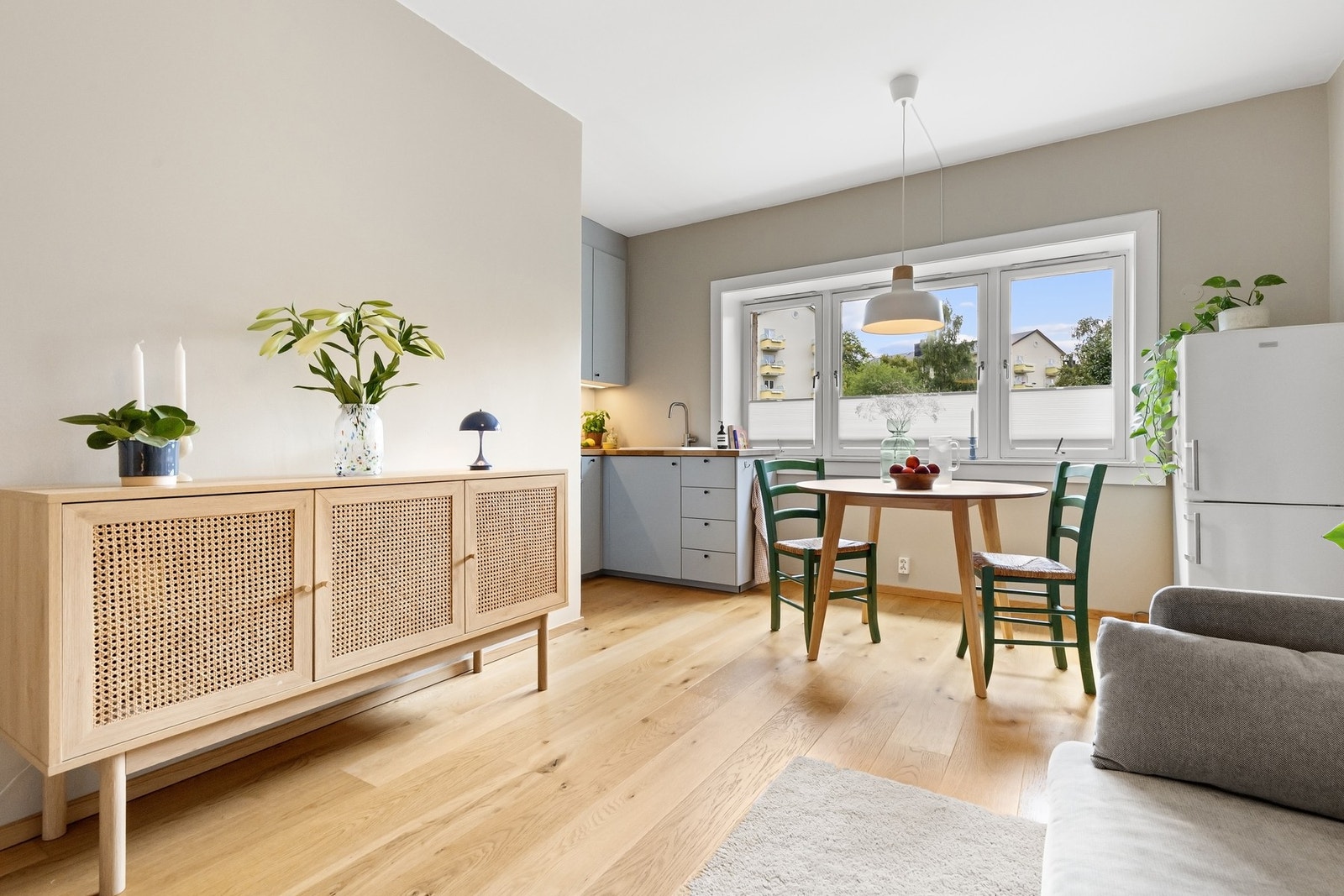 Velegnet plass til spisegruppe som gir et naturlig skille mellom kjøkken- og stuedel. Galleribilde