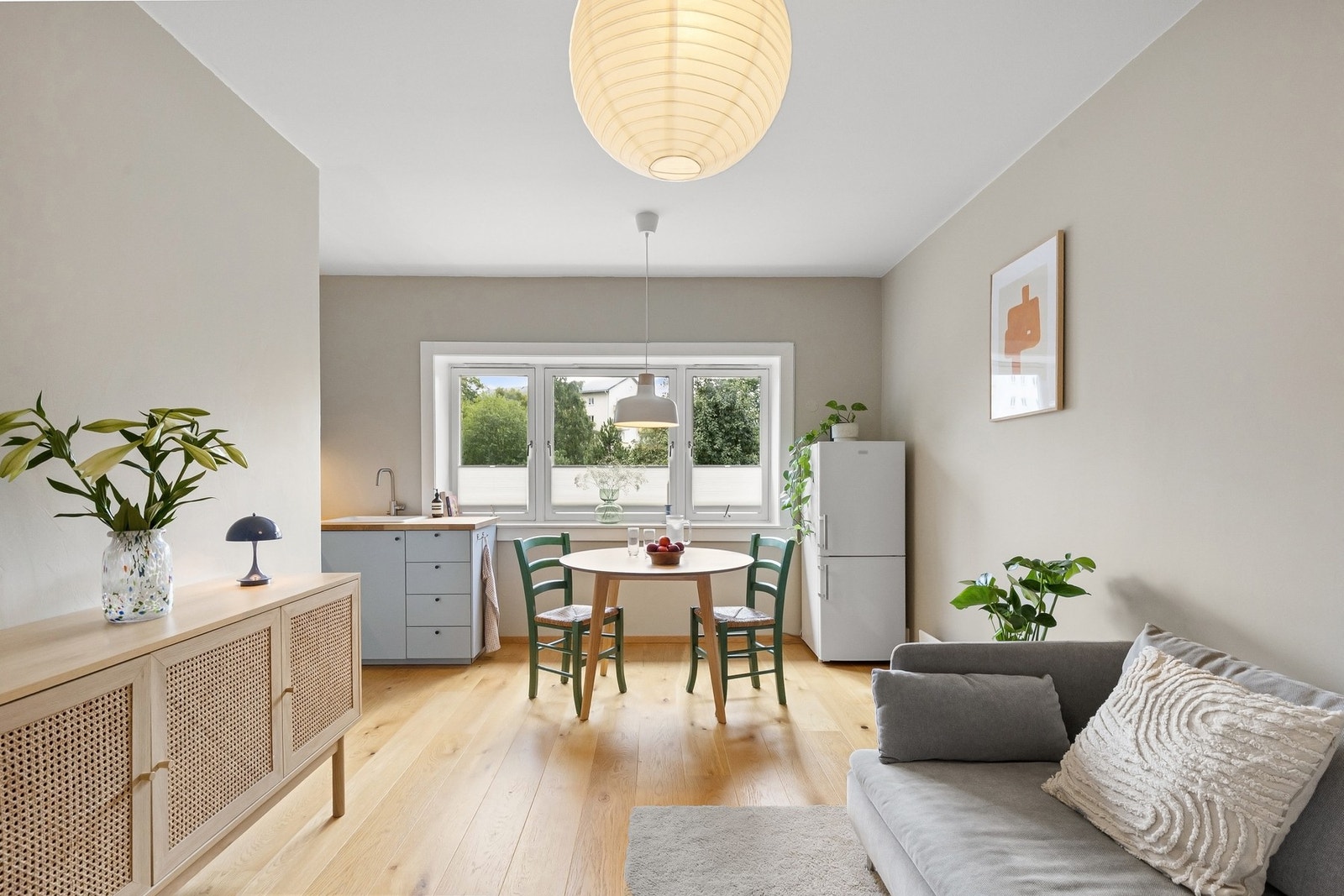 Boligen ble vesentlig oppusset i 2019 og har en moderne åpen stue- og kjøkkenløsning. Galleribilde