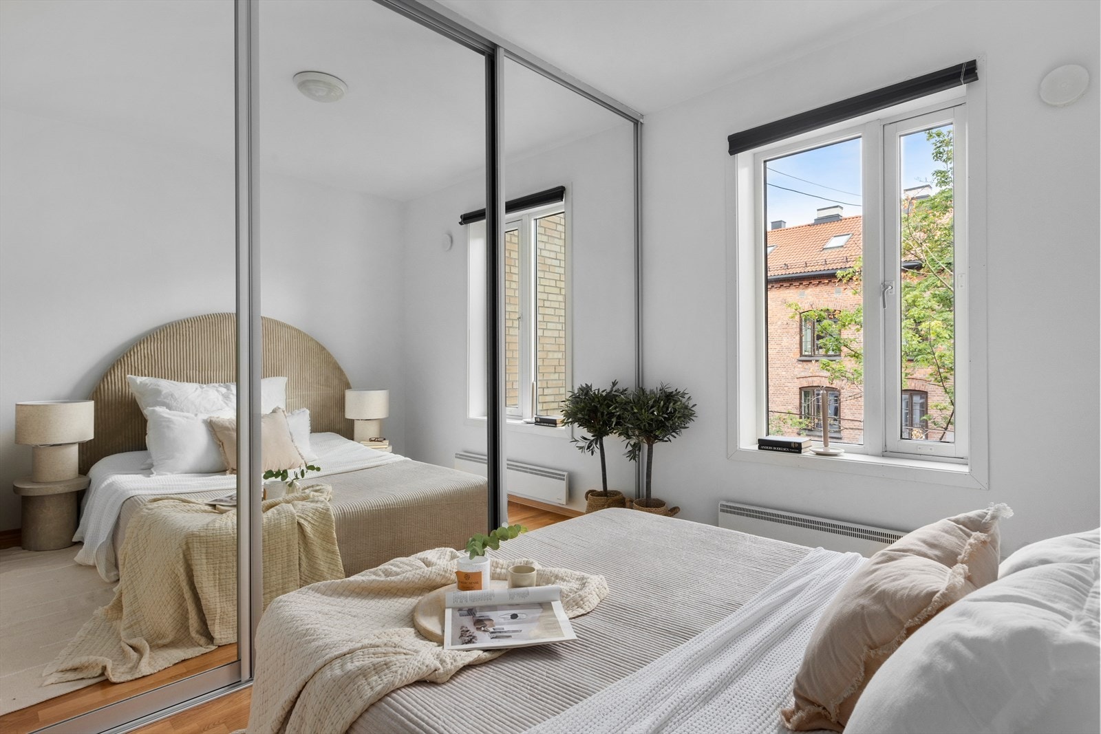 Praktisk integrert skyvedørsgarderobe Galleribilde