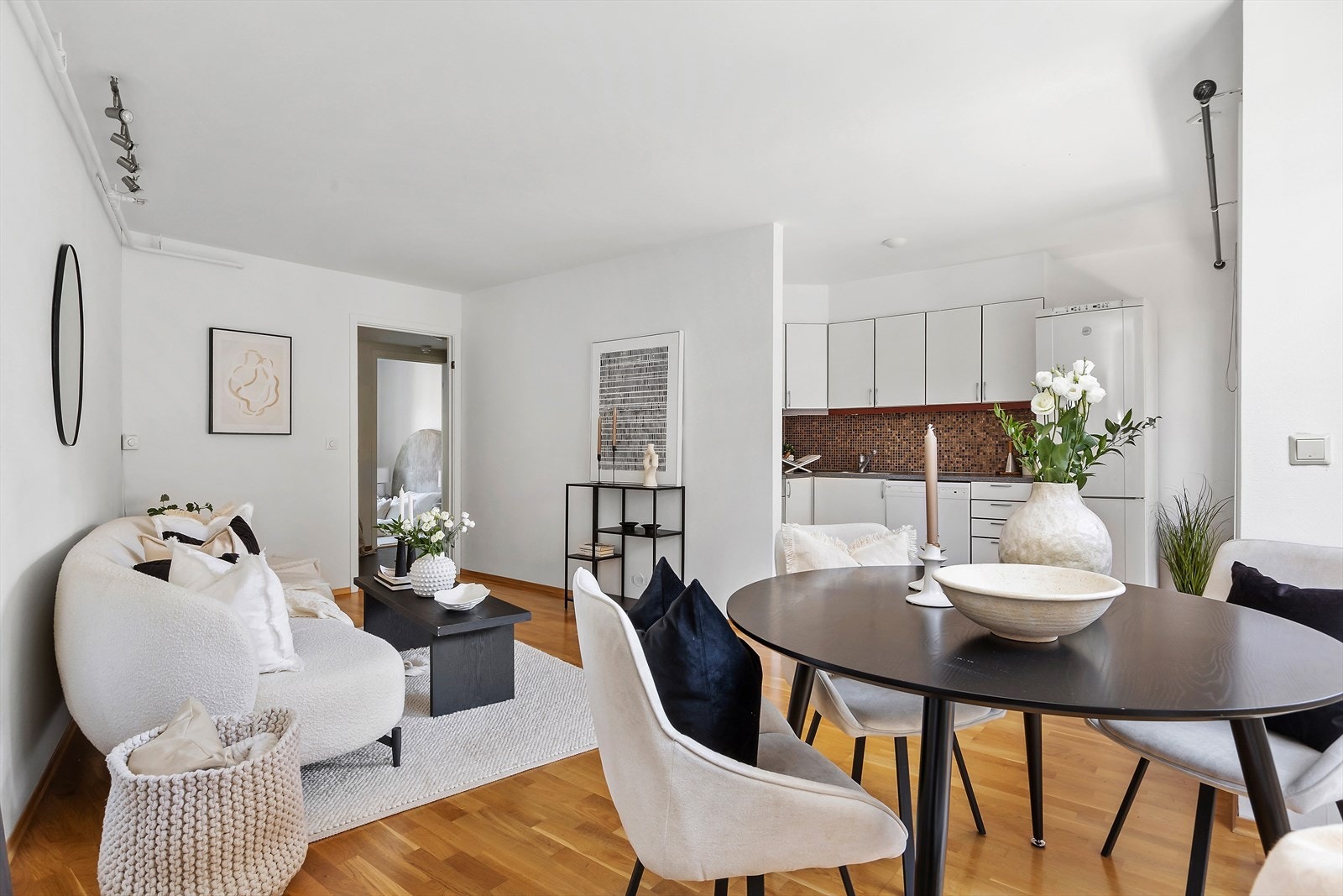 Åpen stue- og kjøkkenløsning med naturlig inndelte soner Galleribilde