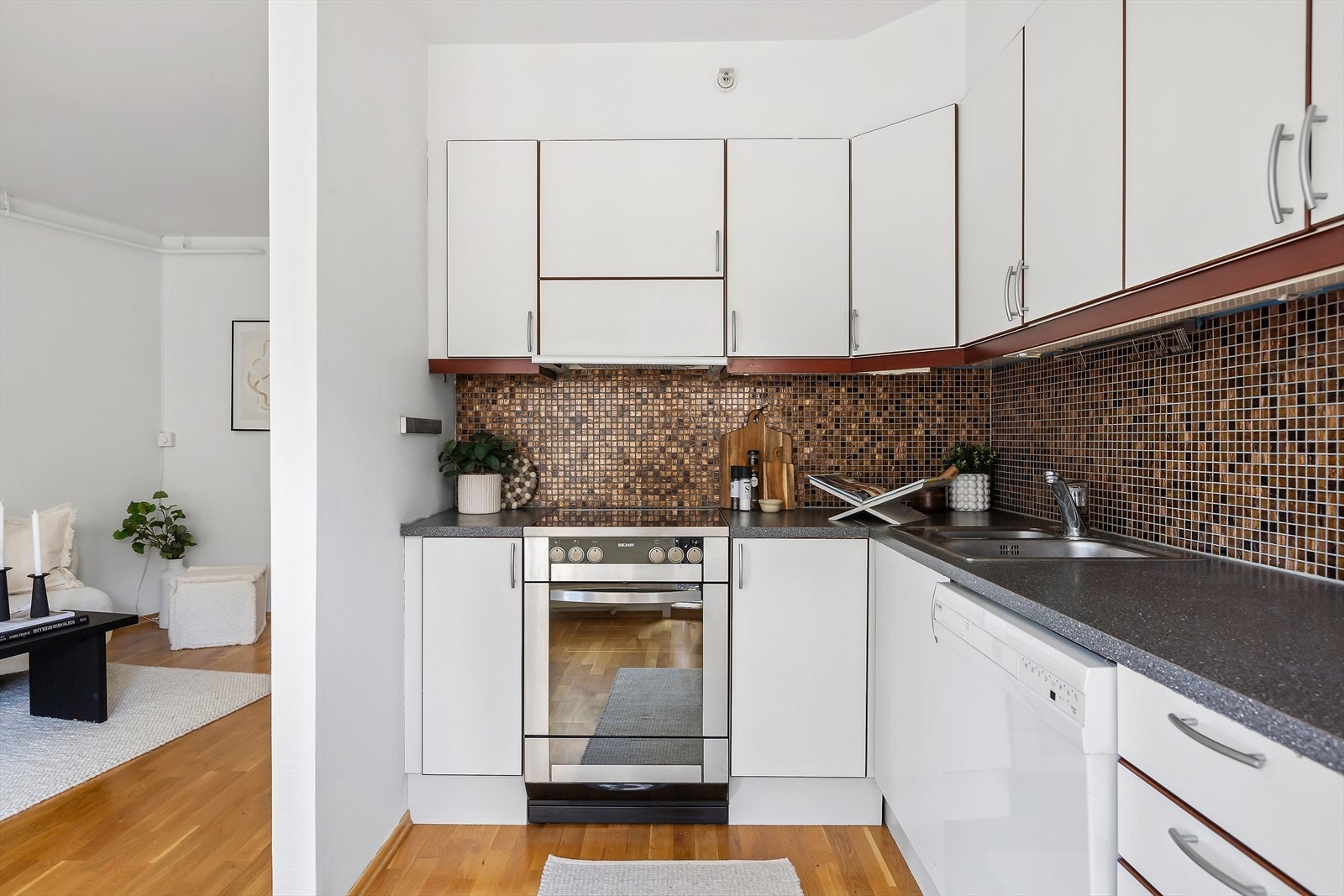 Kjøkkenet har praktisk innredning med rikelig benk- og skapplass Galleribilde