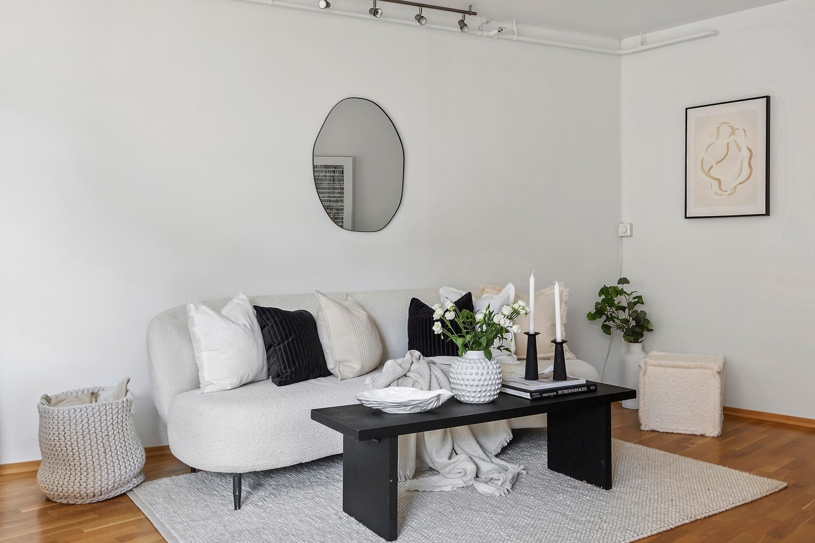 Et hjem preget av gjennomtenkte og innbydende material- og fargevalg Galleribilde