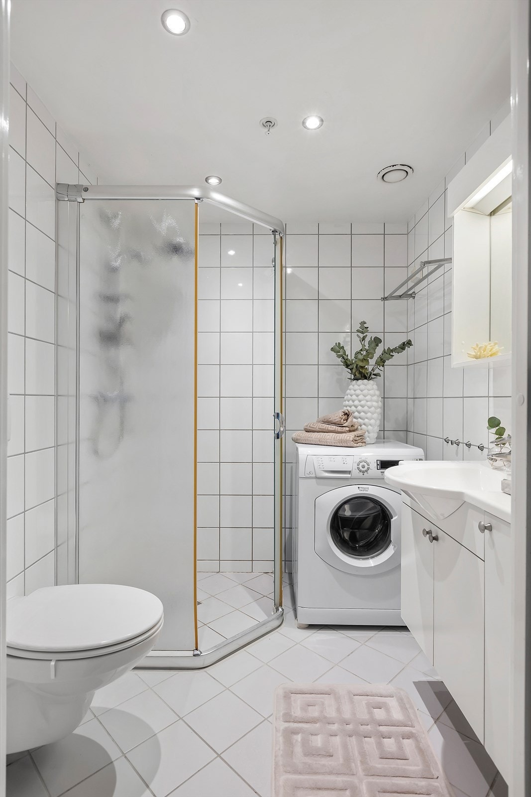 Pent flislagt bad med varme i gulv og opplegg for vaskemaskin Galleribilde