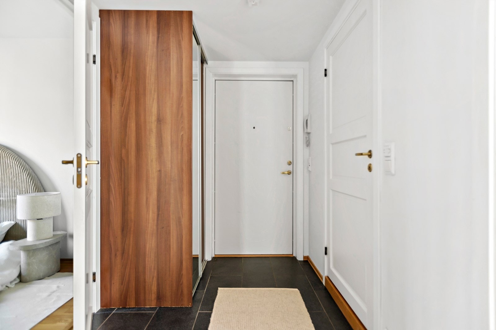 God plass til oppheng og lagring av yttertøy og sko Galleribilde