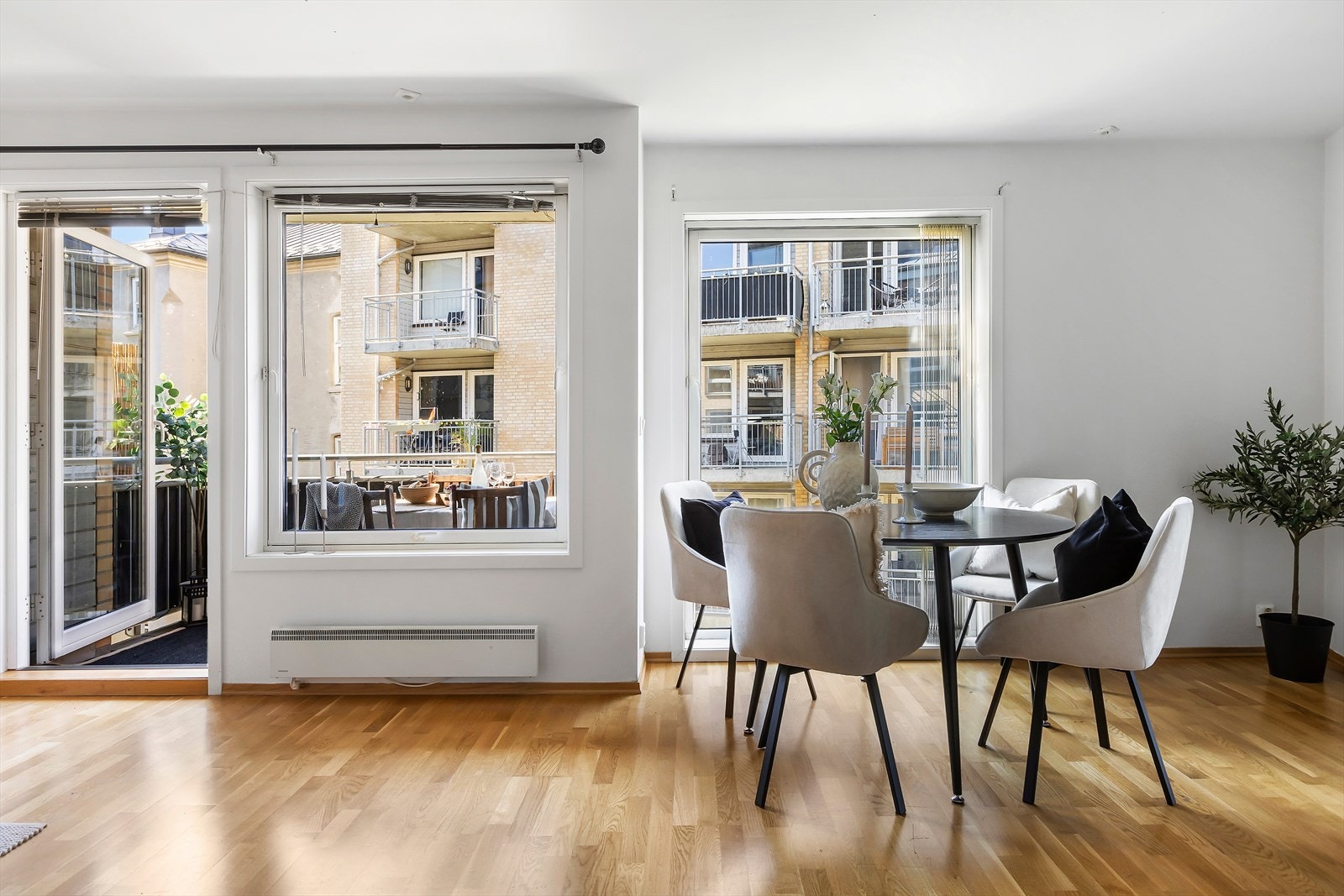 Boligen har en åpen stue-/kjøkkenløsning med store vindusflater, som gir rikelig med naturlig lysinnslipp Galleribilde