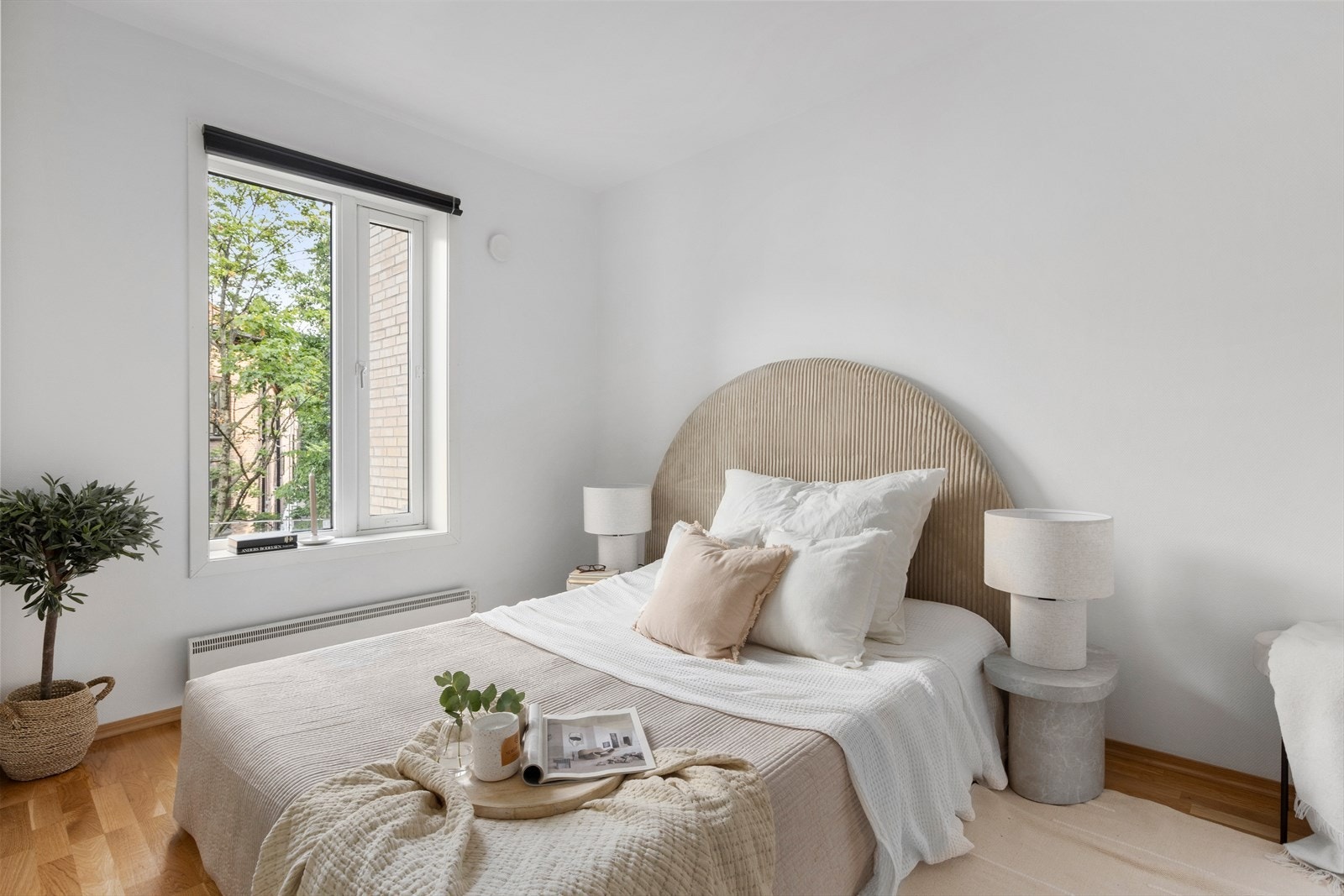 Romslig soverom med god plass til dobbeltseng og nattbord Galleribilde