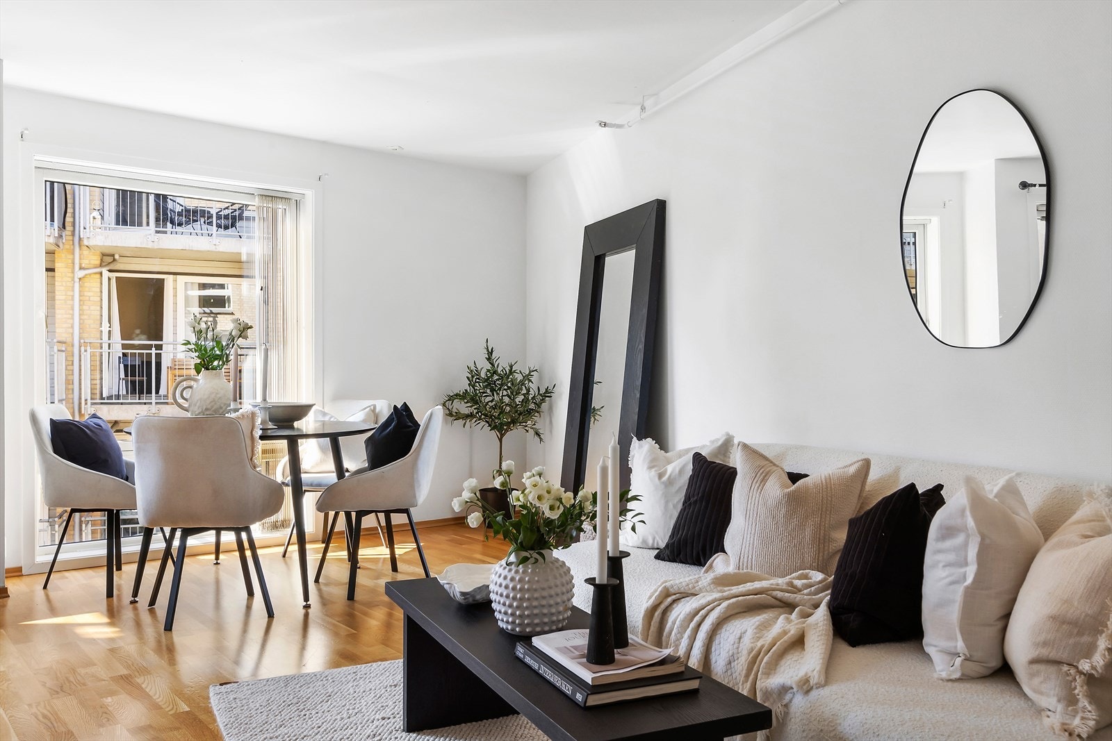 Stuen byr på god plass til både sofagruppe, mediemøbler og et spisebord - perfekt for sosiale sammenkomster Galleribilde