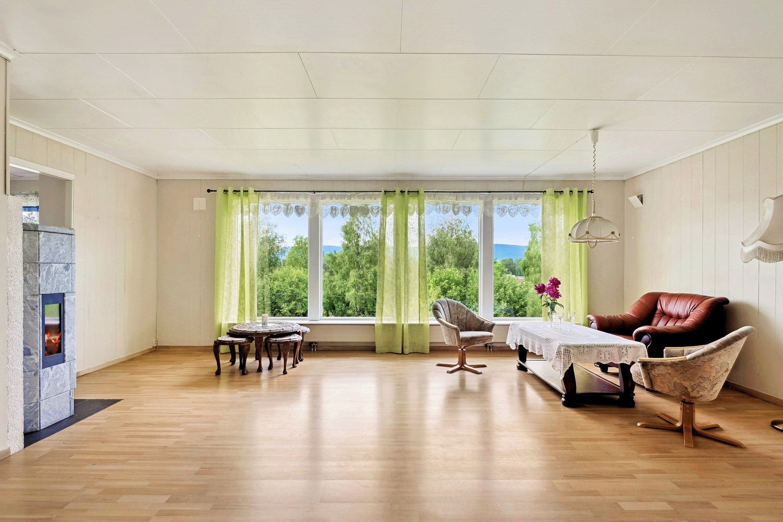Stue med store vindusflater og god plass til både spise- og sofagruppe. Galleribilde