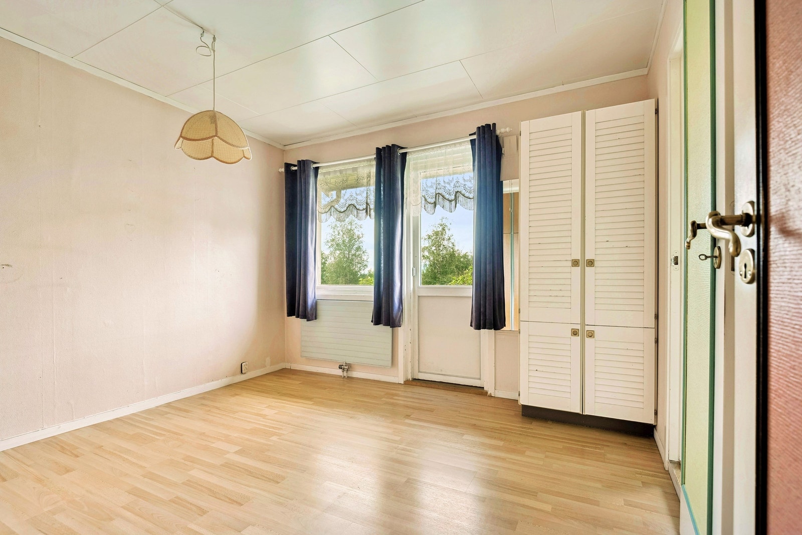 Soverom med garderobeskap og direkte utgang til balkong på 6,5m². Galleribilde