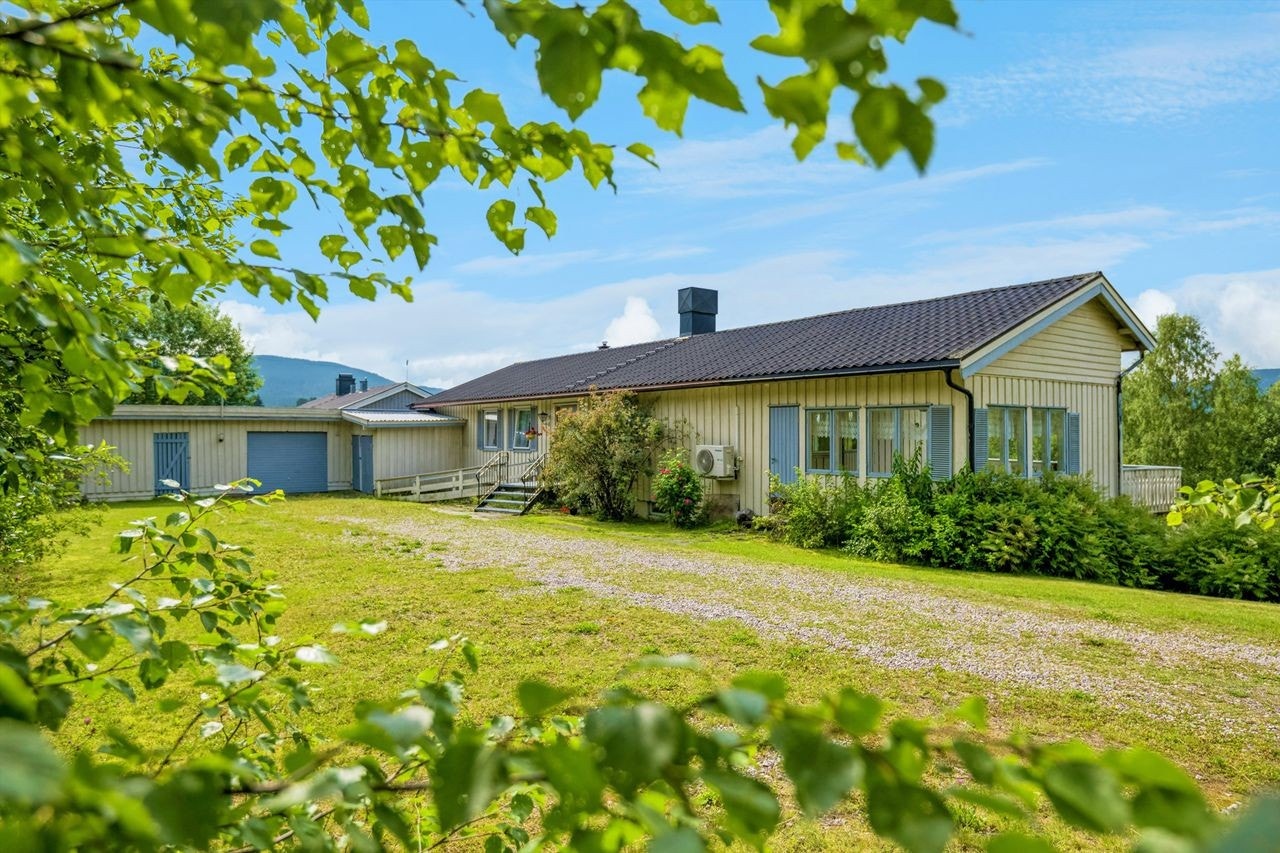 Eiendommen har en barnevennlig og sentral beliggenhet på Koppang Galleribilde