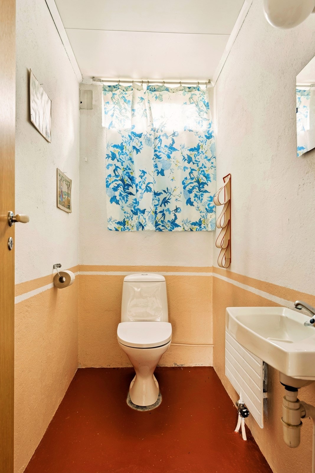 Separat toalettrom i underetasjen med wc, servant og malt betonggulv. Galleribilde