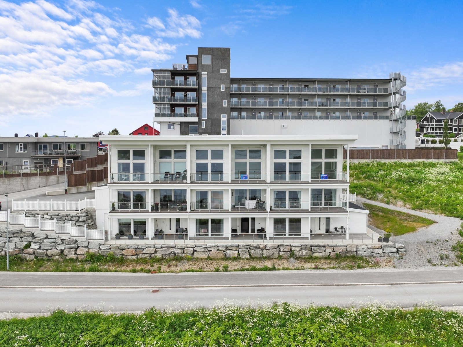 Boligen ligger fint til med kort vei til sentrum med butikker, restauranter og kino. Galleribilde