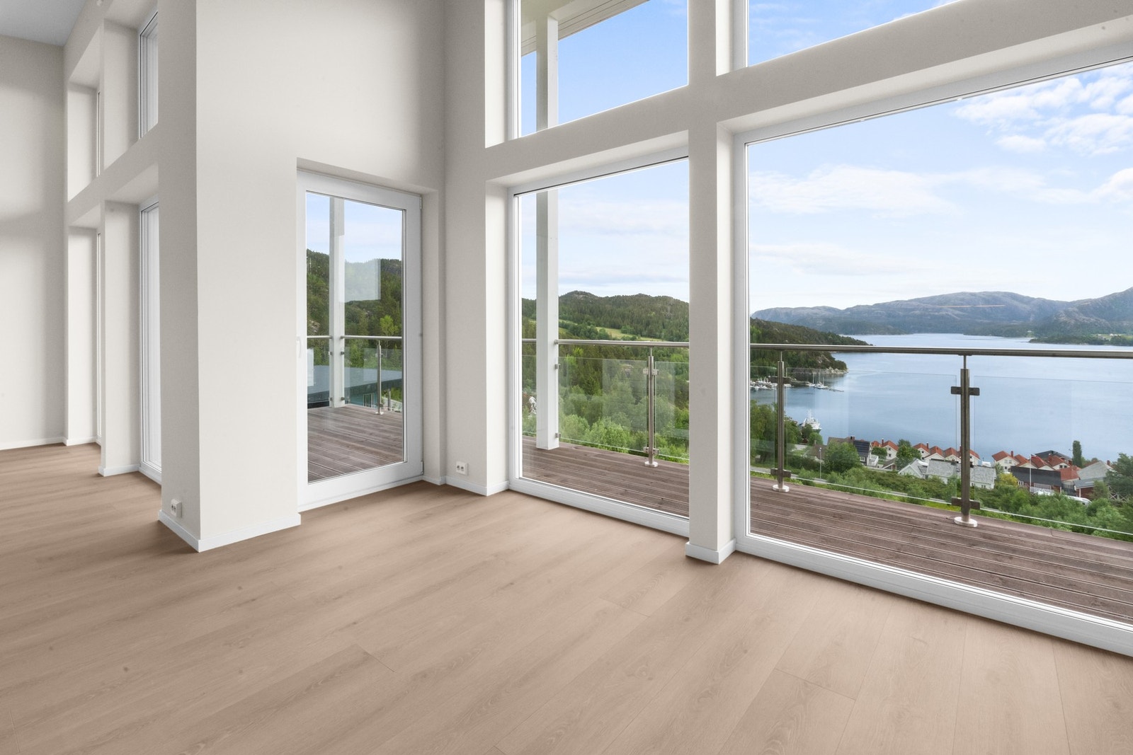 Fra stue og verandaen har man flott stemning med utsikt over vågen. Galleribilde