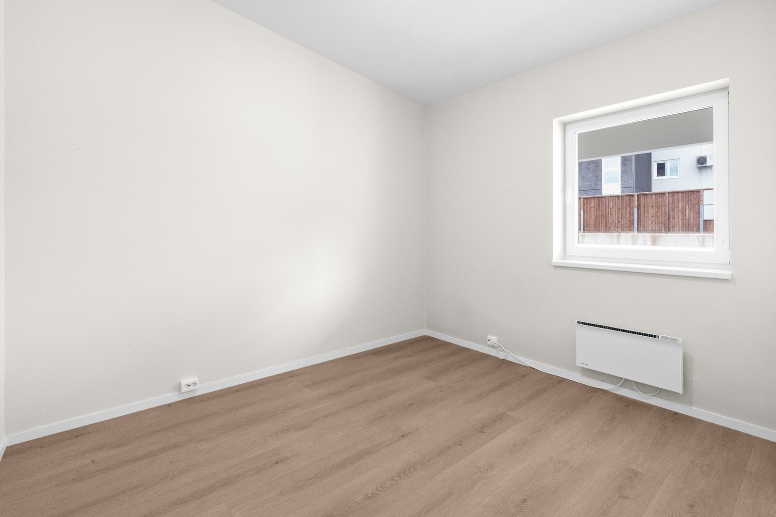 tre soverom i boligen. Hovedsoverommet har god plass til dobbeltseng og garderobeløsning. Galleribilde